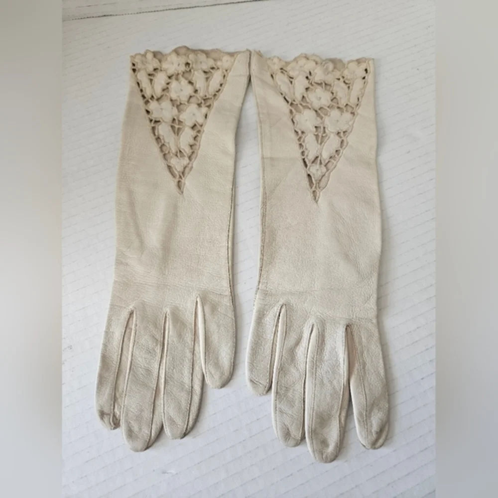 Leather and Lace vintage gloves size small‎